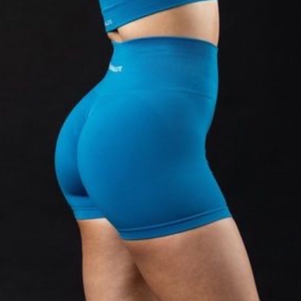 Alphalete Amplify Shorts in Rapids Blue size S